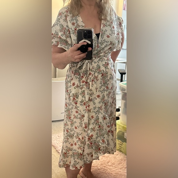 Floral wrap dress, flutter sleeve. High /low design. Very flattering! - Picture 5 of 5